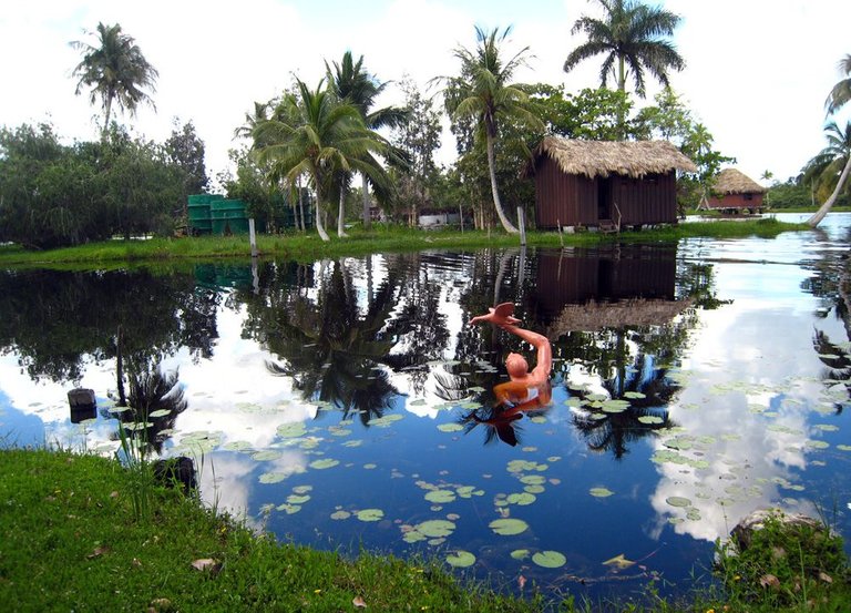 indio en el agua.jpg