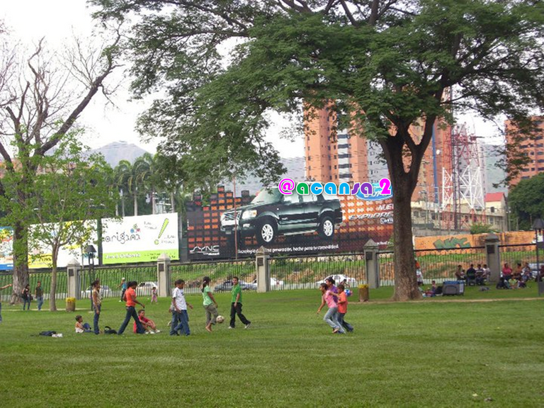 niños en el parque.png