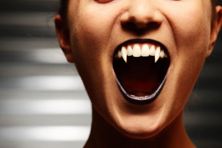 female-vampire-screaming-780x520.jpg