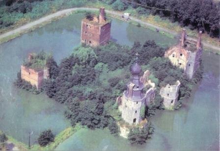 The castle in 1979 - https://chateaudhavre.be/le-chateau/