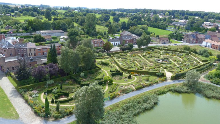 The garden - https://chateaudhavre.be/le-chateau/