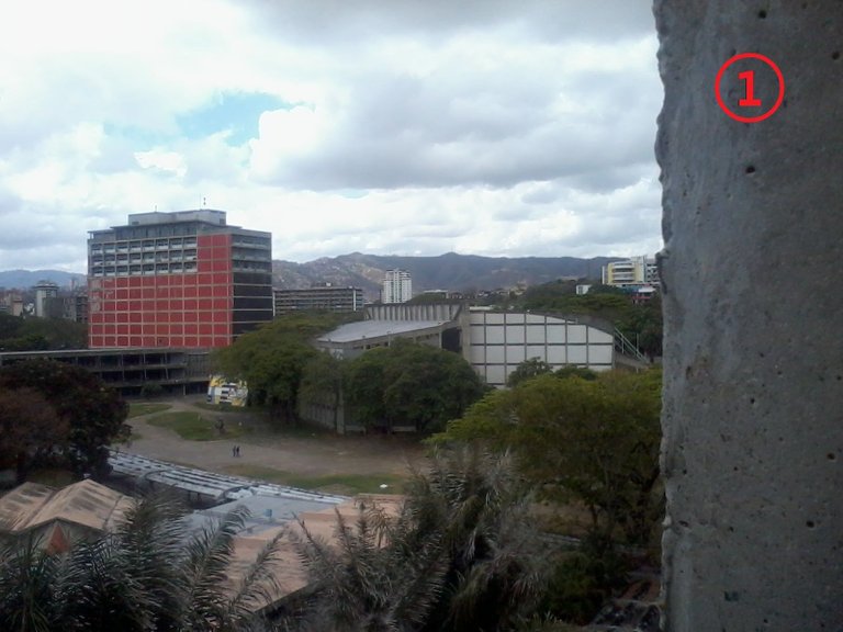 Aula Magna UCV desde Escuela de Economía.jpg