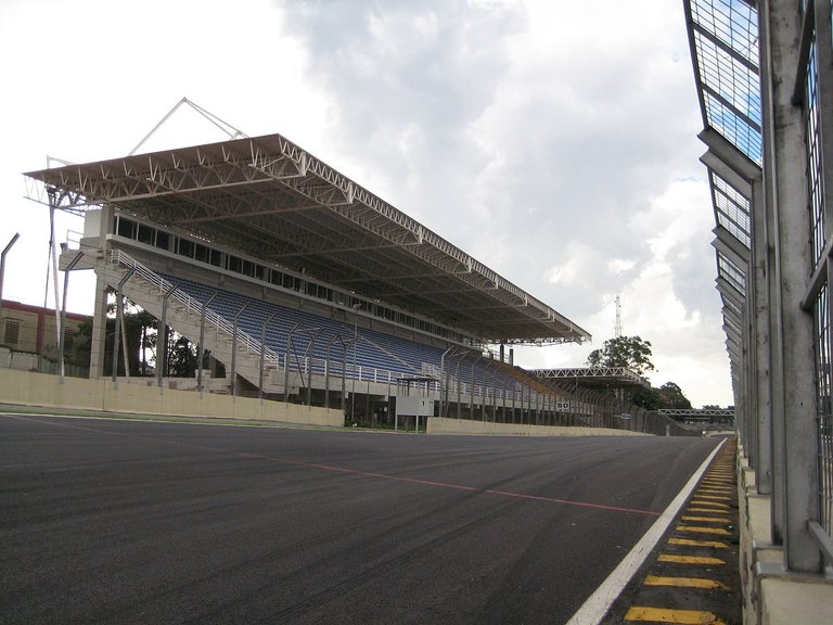 Interlagos final da reta panoramio.jpg