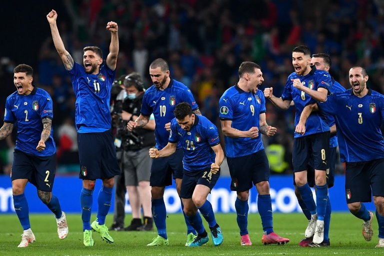 italy-celebrate-vs-england-euro-2020-final_agxb5r6m9cxg1iiig8kkbwy0f.jpg