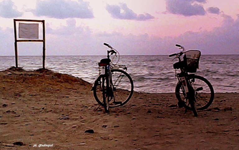 Due bici sulla spiaggia.jpg