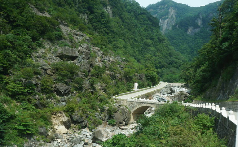 Road_leading_to_the_Ulim_Waterfalls_-_North_Korea_(10352802746) uri tours uri tours.com 2.0.png