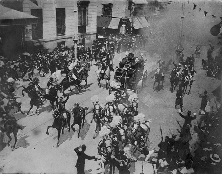 Assasination attempt  Alfonso XII (1906) Eugenio de Mesonero Romanos public.jpg