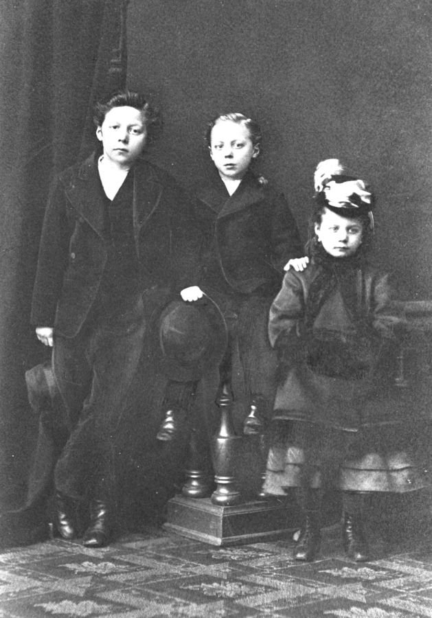 Siblings_1890_hg unknown public2.jpg