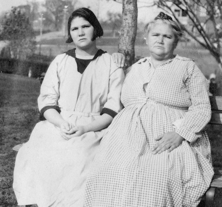 Carrie_and_Emma_Buck,_1924.jpg