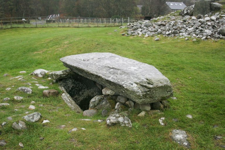 Chambered_Cairn,_Nether_Largie_South_-_geograph.org.uk_-_5966012[1].jpg