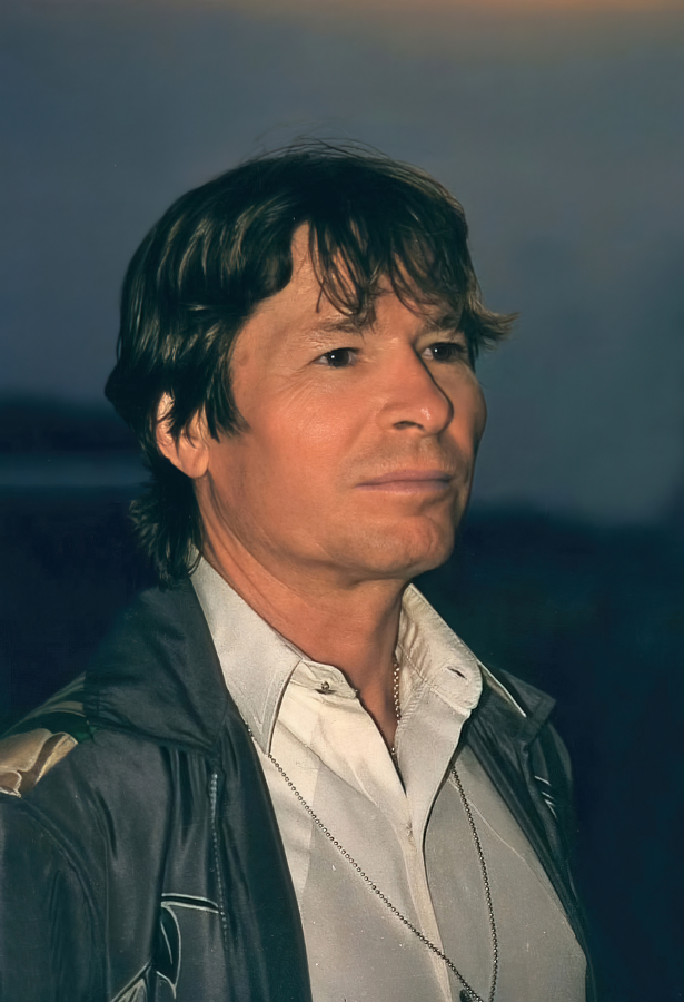 A_pensive_John_Denver_(46369940351).png