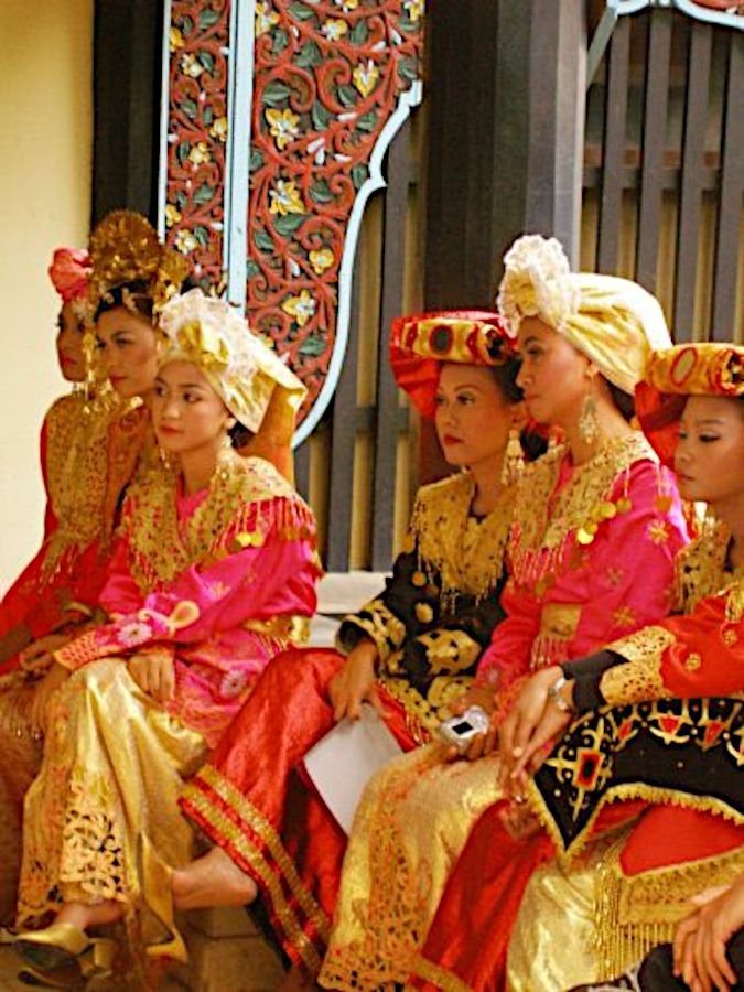 Minangkabau women credit Umar Khatab 1, 2, 2.5, 3.jpg