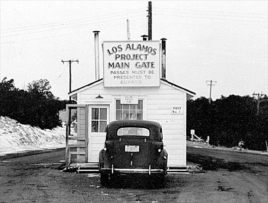 Los_Alamos_Main_Gate_United States Army public.jpg