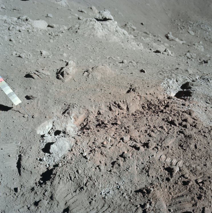 Moon soil Apollo_17_orange_soil  NASA public.jpg