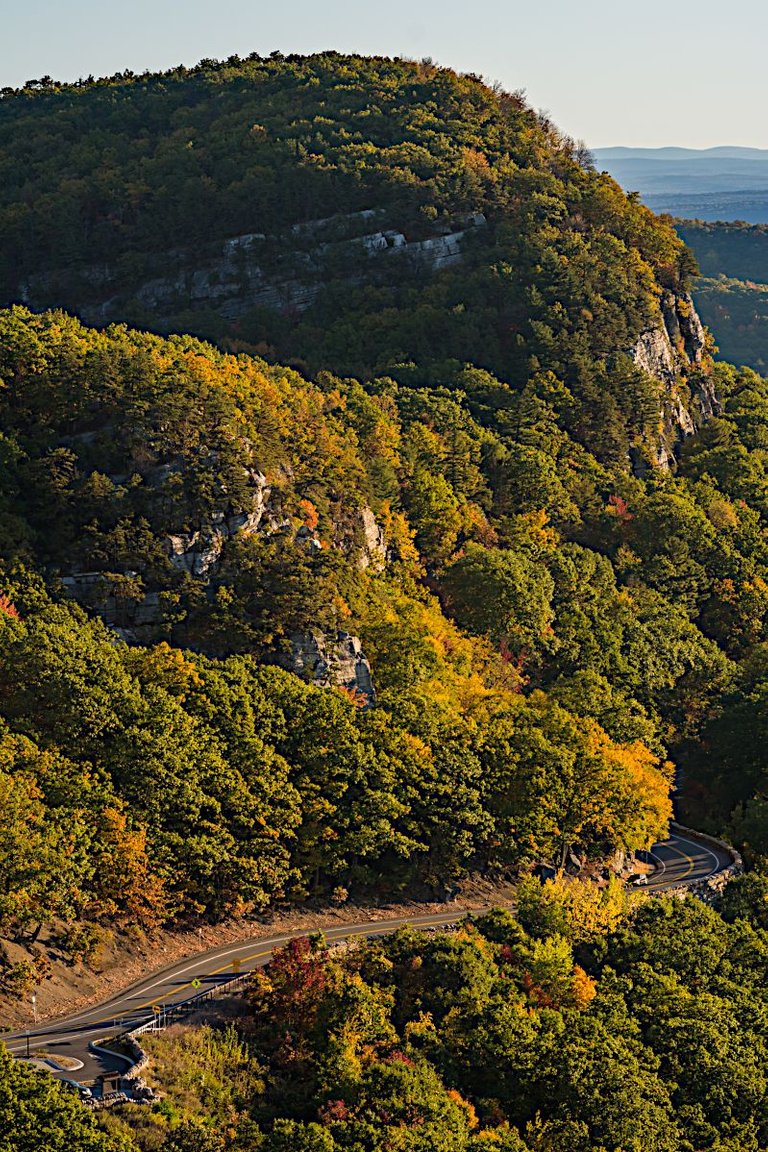 Shawangunk The_Trapps_from_Millbrook_Ridge_Trail Juliancolton 4.0.png