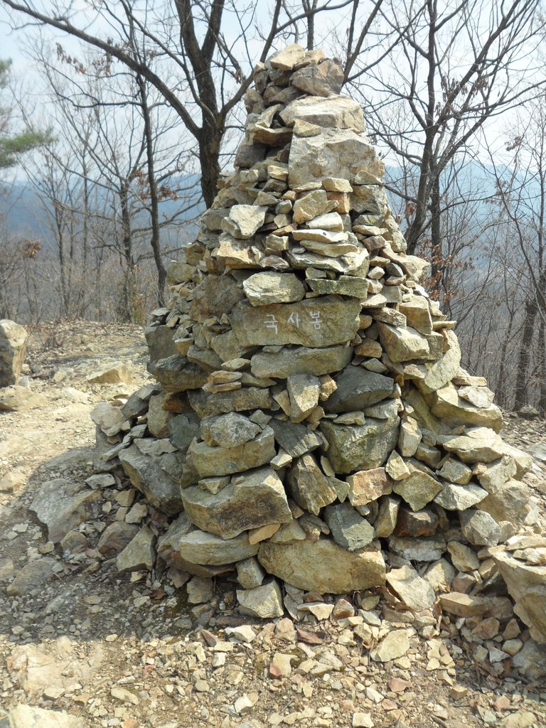 Guksabong_cairn1[1].jpg