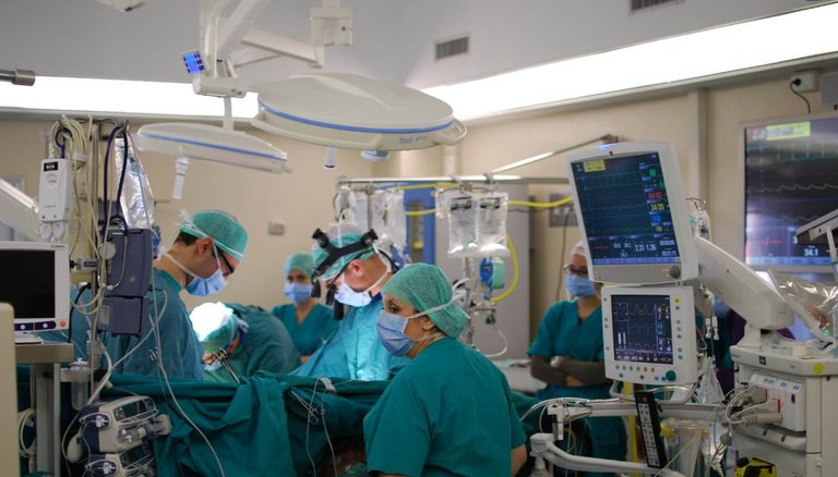 Cardiac_surgery_operating_room Pfree2014 4.0.jpg