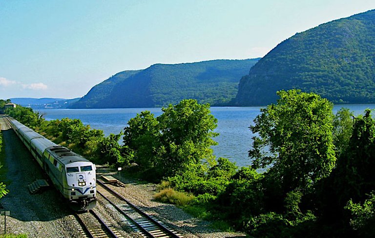 train Metro-North Hudson_Line  Daniel Case at English Wikipedia 1.2.jpg