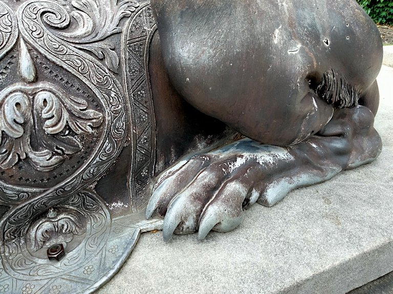 claws on statue.png