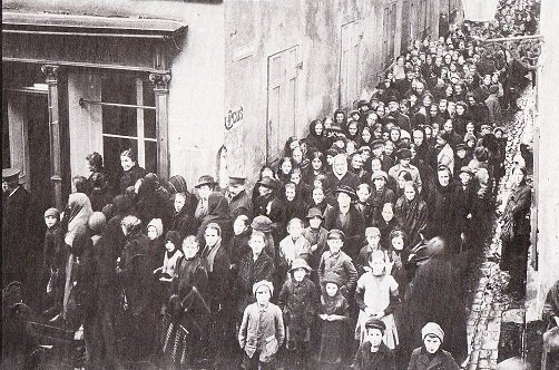 Food_Queues_Weimar_Republic_1918_Hanover public.jpg