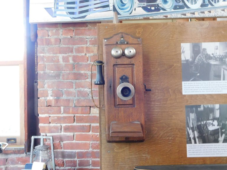 old fashioned telephone.jpg