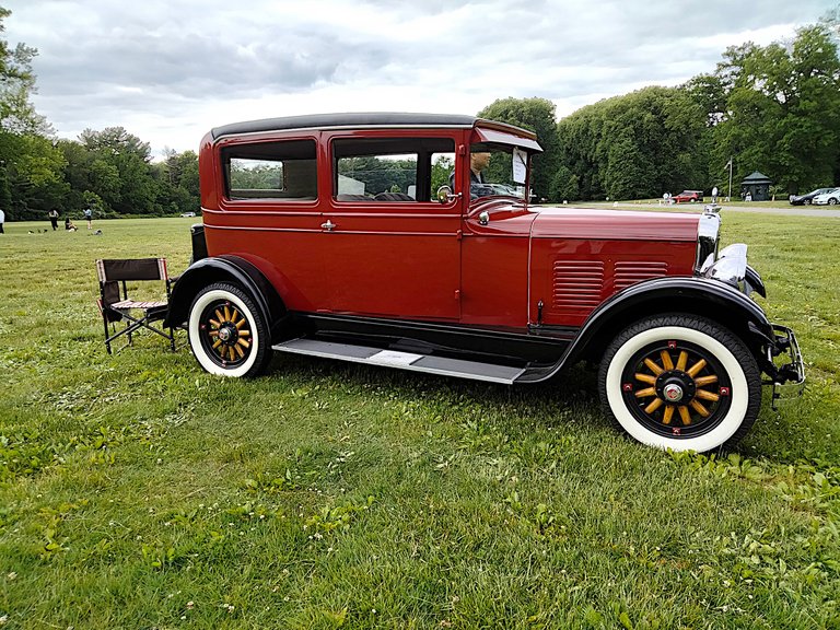 red antique car.png