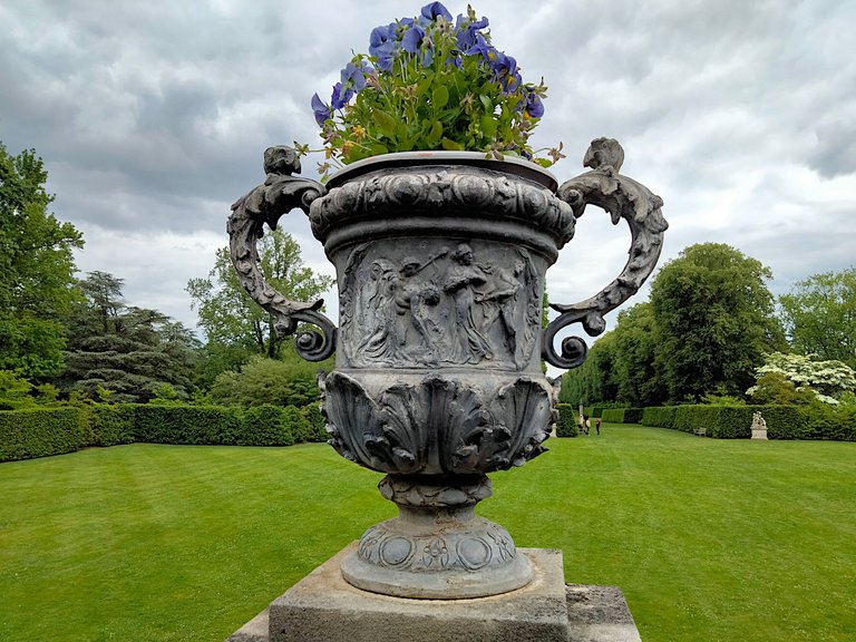 ornate planter.png