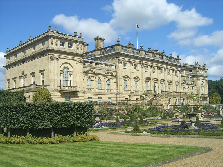 Harewood_House,_seen_from_the_garden User Gunnar Larsson 3.0.JPG