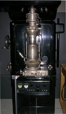 Electron Microscope Ernst Ruska credit Brew uploaded on the English speaking Wikipedia by en User Hat nCoat.jpg