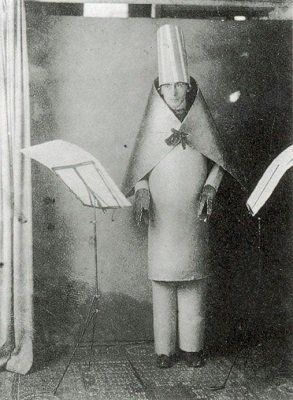 dada Hugo_Ball_Cabaret_Voltaire theatre publid 1916.jpg