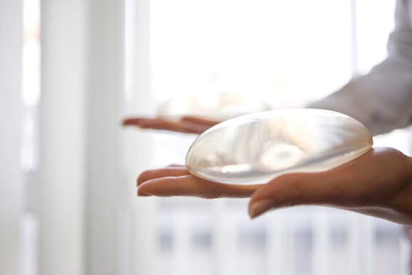 Breast_implants_in_hand_01.jpg