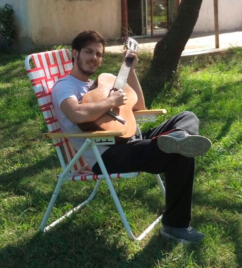 con la guitarra.png