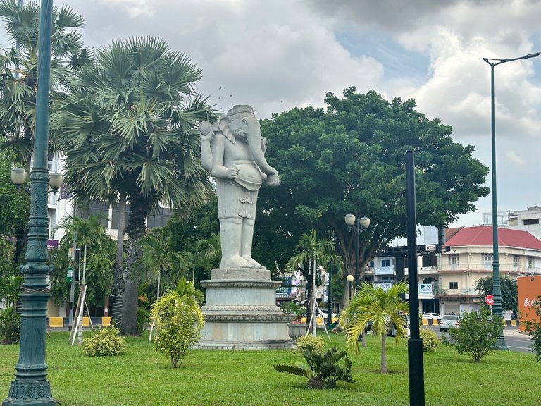 Elephant Statue - A Road to National Park 🏞️!