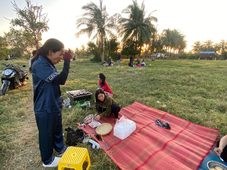 Enjoy a meal near the lake.🌿💕🙏