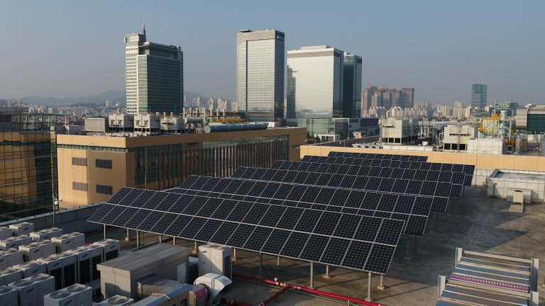 RenewableEnergySolarPanelsinSuwon03.jpg