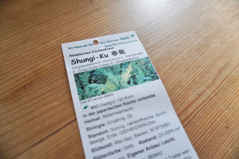 Shungiku seeds from an organic seed shop