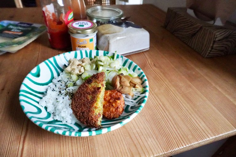 Convenient veggie patties: great as a rice bowl topping for me 🇯🇵 and a sandwich filler for my partner 🇩🇪