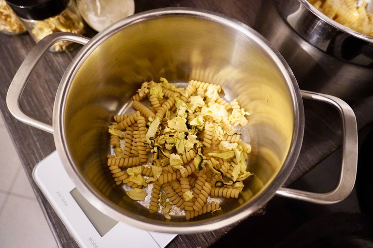 Cooking pasta with dried zucchini