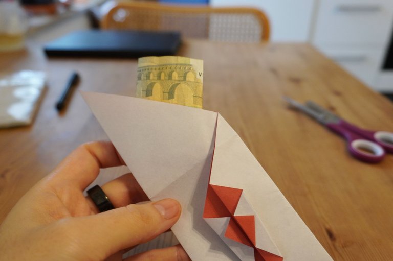 How money is put in an envelope