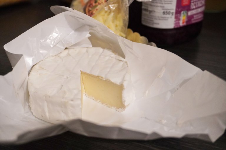 Full vegan Camembert