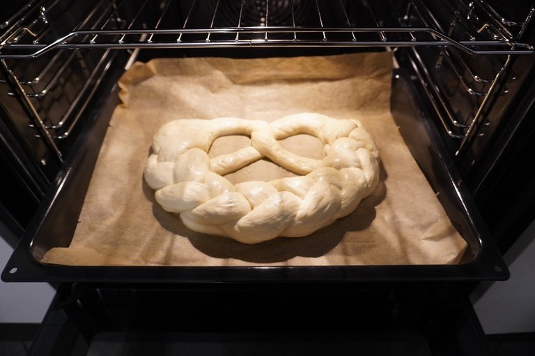 The first bread baked in the new oven: New Year’s pretzel