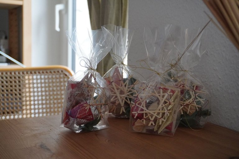 Gifts for neighbors with straw stars