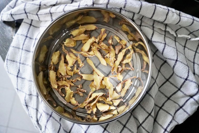 Dried ginger slices