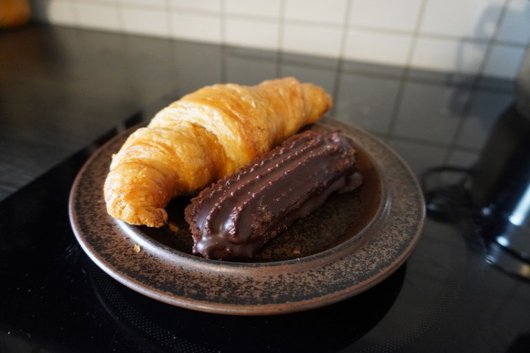 Croissant, chocolate cookies sandwich ...