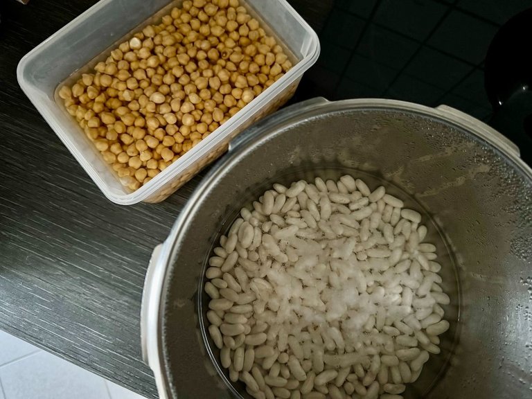 Chickpeas and white beans, ready to cook