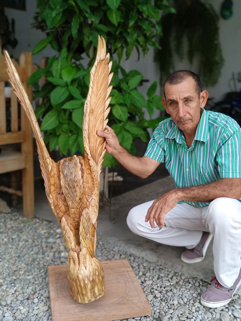Mi padre con escultura de aguila