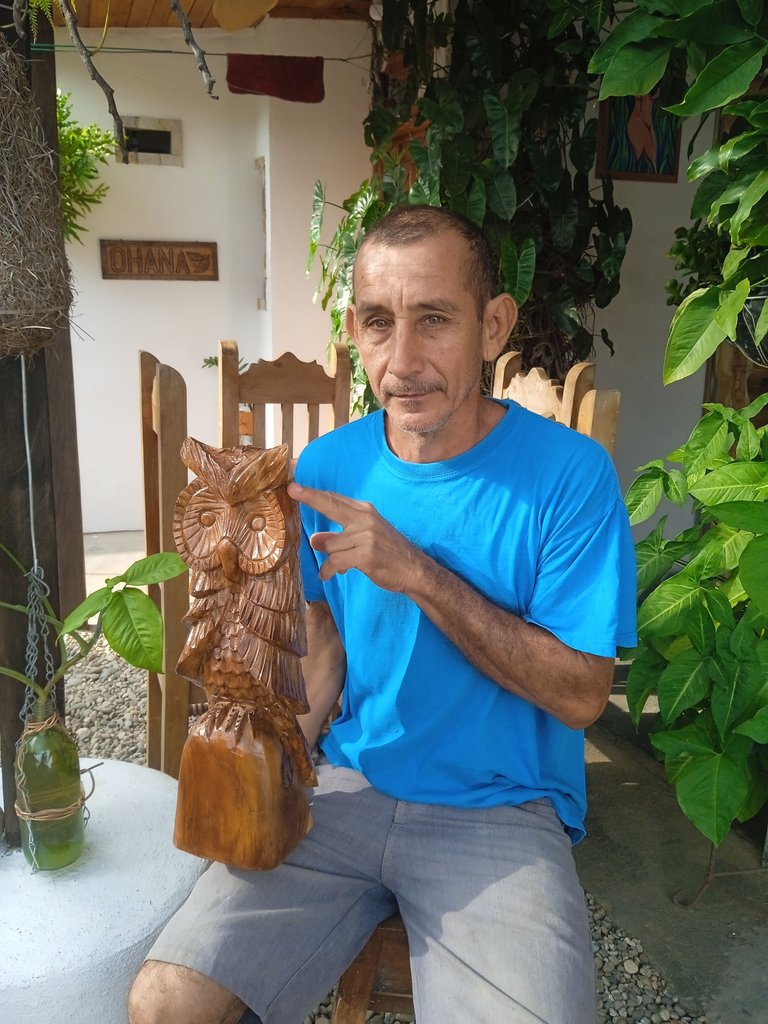 Mi padre con escultura de buho