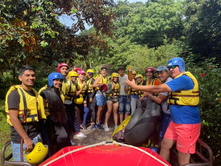 GRUPO DE RAFTING