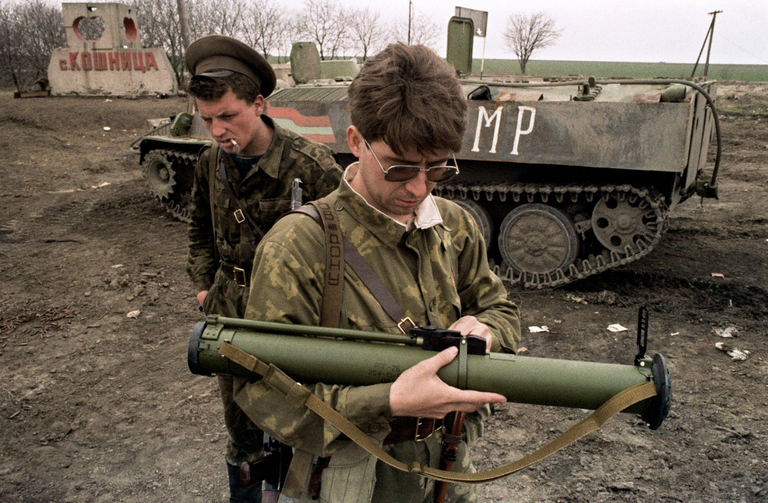 Pro-russian militants of Transnistria clean their weapons in April 1992 during the battles for the city of Dubossary. It was also under control after the war. Photo: Getty Images