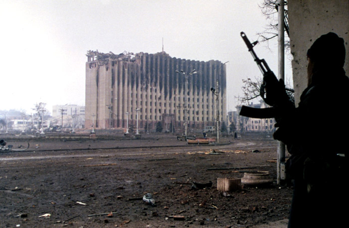 Battles for the Presidential Palace in Grozny in 1995. Photo: Mikhail Evstafiev